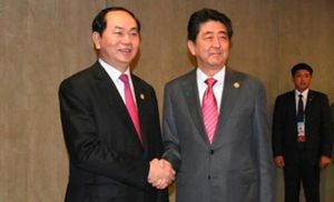 Chủ tịch nước Việt Nam Trần Đại Quang (trái) và Thủ tướng Nhật Bản Shinzo Abe đã hội đàm tại Lima, Peru bên lề Diễn đàn Hợp tác Kinh tế Châu Á - Thái Bình Dương APEC.