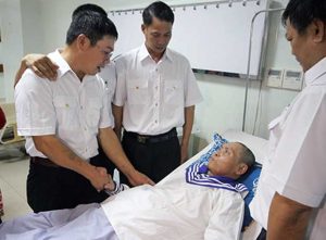 Cựu chiến binh Dương Văn Dũng được các đồng đội sống sót trong trận Gạc Ma đến thăm hỏi và động viên tại bệnh viện Ung bướu Đà Nẵng hôm 19/11/2016. 