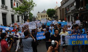 Người dân Hà Nội biểu tình chống tập đoàn Đài Loan Formosa ở trung tâm thành phố Hà Nội vào ngày 01 tháng 5 năm 2016.