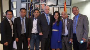 TNS John McCain cùng đại diện SBTN, Hội HO Cứu Trợ Thương Binh VNCH và Cộng Đồng Người Việt Quốc Gia Arizona. 