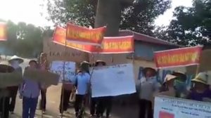 Hơn 250 hộ dân ở thôn Bằng Tạ, xã Cẩm Linh, huyện Ba Vì, ngoại thành Hà Nội đã biểu tình đòi đất 4 ngày nay tại khu du lịch Đầm Long thuộc địa bàn xã này.