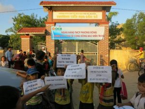 Hơn 400 học sinh trường tiểu học Cồn Sẻ, thị xã Ba Đồn, tỉnh Quảng Bình tiếp tục nghỉ học bước sang ngày thứ ba tính đến hôm nay ngày 07.12.2016. 