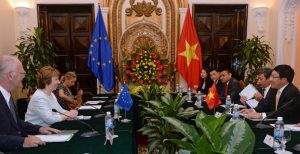 Đại diện cao cấp của EU, bà Catherine Ashton (thứ hai từ trái) trong lần họp với Bộ trưởng Ngoại giao Việt Nam Phạm Bình Minh (phải) tại Hà Nội trước đây. Ảnh minh họa. 