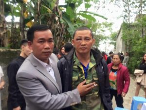 Anh Nguyễn Công Huân (phải), một nhà hoạt động tại huyện Yên Thành, tỉnh Nghệ An, hôm 2/12 bị hành hung bởi một nhóm người lạ mặt khi anh đang trên đường đến dự đám cưới một cựu tù nhân lương tâm là anh Nguyễn Đình Cương.