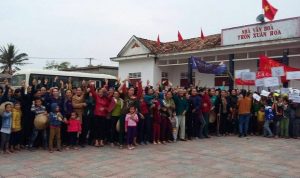 Khoảng hơn 2.000 ngư dân xã Quảng Xuân, huyện Quảng Trạch, tỉnh Quảng Bình đã biểu tình tại nhà văn hóa thôn Xuân Hòa của xã này vào sáng ngày 7/12 để phản đối quyết định đền bù thiệt hại cho người dân bị ảnh hưởng do thảm họa môi trường mà họ cho là không công bằng. 