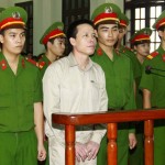 Doan Van Vuon (C) listens to his verdict at court in Hai Phong, April 5, 2013. (AFP) 