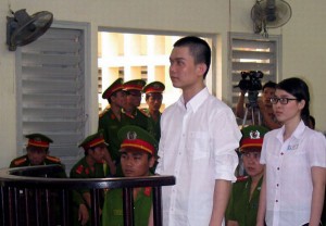 Dinh Nguyen Kha (C) stands trial in Long An province, May 16, 2013. AFP