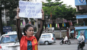 An undated photo of Bui Thi Minh Hang protesting against the arrest of compatriots who had staged peaceful demonstrations. Photo courtesy of Danlambao.