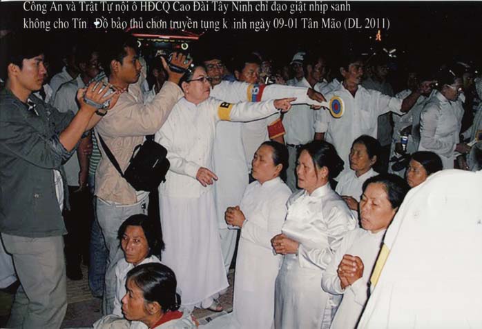 Các tín hữu Cao Đài chơn truyền đang tiến hành tụng kinh cúng lễ bỉ an ninh bao vây và trấn áp (năm 2011)