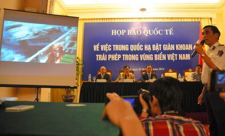 With video footage shown in Hanoi on May 7, a Vietnamese maritime police official explains how a Chinese vessel rammed a Vietnamese patrol boat. (The Asahi Shimbun)