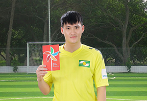 The ILO’s Red Card to Child Labour campaign sends out a message that children have a right to play, not work. Viet Nam’s national football team striker Le Cong Vinh will hold up the Red Card.