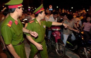 Công an VN điều khiển ách tắc giao thông trên đường phố Saigon. AFP photo