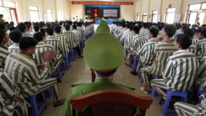 Prisoners with announcement for amnesty (Source: VOA)