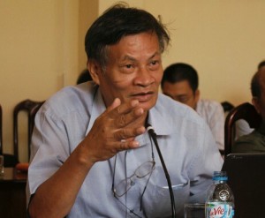 Dr. A at a recent workshop on Vietnam's socio-economic situation