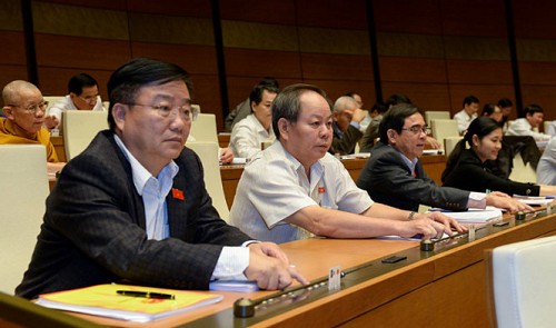 Legislators are ready to press the button to pass laws during a National Assembly meeting in Hanoi on November 25, 2015.