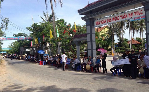 Giáo dân giáo phận Vinh tuần hành trên các ngã đường của giáo xứ, rồi tọa kháng ở đó khoảng 2 tiếng đồng hồ ở ngoài đường để đưa băng rôn, khẩu hiệu.