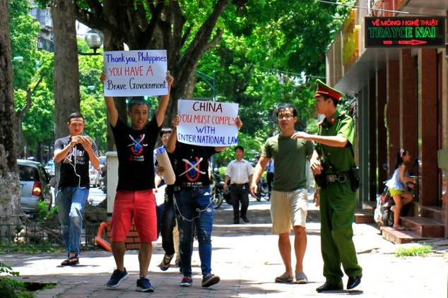 Anti-China activists protest in the capital of Vietnam Hanoi, on July 17, 2016 ©Nhac Nguyen (AFP)