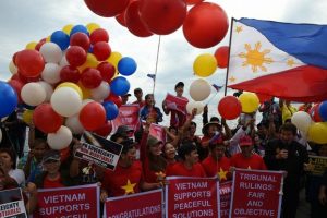 Người dân Philippines và công dân Việt Nam tại Philippines vui mừng trước phán quyết của tòa trọng tài quốc tế về biển Đông sáng 12/7/2016. 