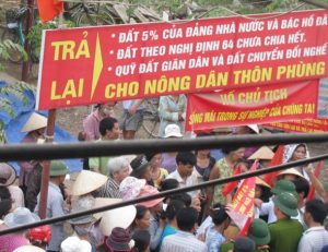 Người dân thôn Phùng Khoang, phường Trung Văn, quận Nam Từ Liêm ngoại thành Hà Nội biểu tình đòi đất tháng 09/2010. 