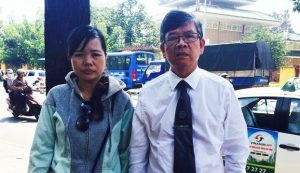 Luật sư Nguyễn Văn Miếng và bà Lê Thị Thập, vợ của anh Lưu Văn Vịnh đến Cơ quan an ninh điều tra - Công an TPHCM làm thủ tục luật sư hôm 14/11/2016.