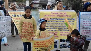 Người dân khiếu kiện đất đai đến từ nhiều vùng miền trong cả nước và thuộc nhiều tầng lớp, lứa tuổi. (Hình: BBC)
